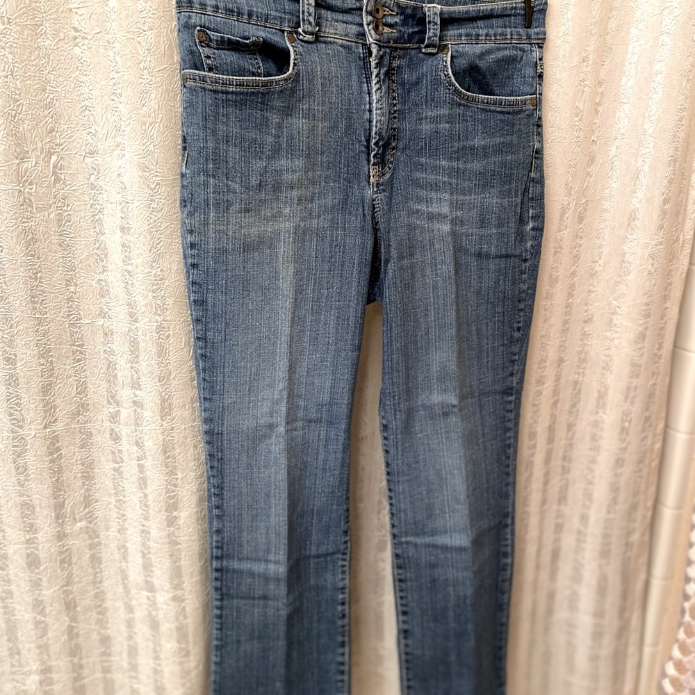 Nine West blue jeans. Size 8/28 clean, no damage. Button/zip closure. Versatile